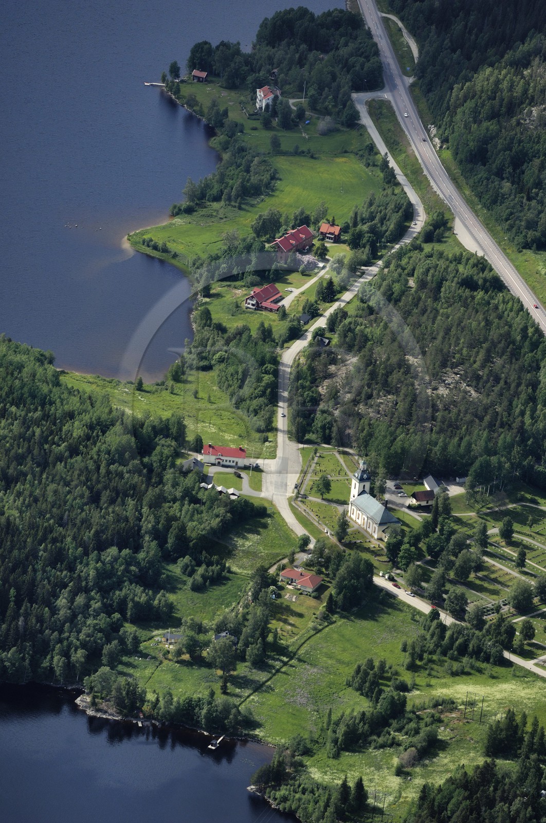 Suède, Västernorrlands, hameau au bord du lac Mörtsjön au nord de Härnösand (vue aérienne)