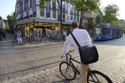 Allemagne, Bade-Wurtemberg, Fribourg en Brisgau, tram et cycliste dans la Bertoldstrasse
