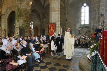 France, Finistère (29), Locronan, labellisé Les Plus Beaux Villages de France, église Saint-Ronan, cérémonie religieuse qui précède la procession de la Troménie