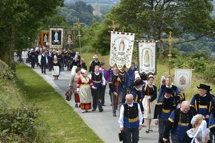 France, Finistere, Locronan, labelled Les plus Beaux Villages de France (The Most Beautiful Villages of France), procession of the small Tromenie, in the background Saint Ronan church