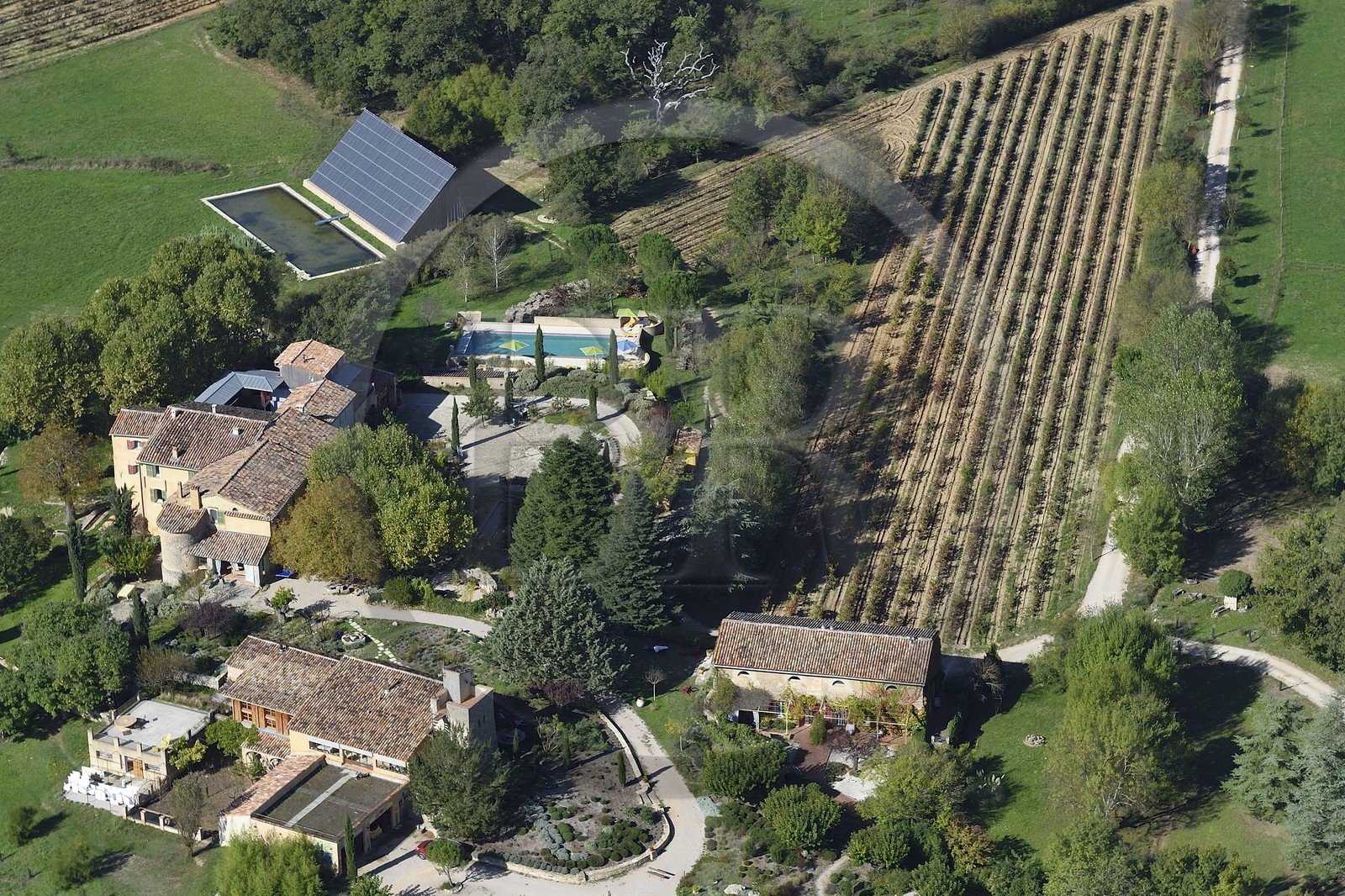 France, Var (83), Provence Verte, Bras, vers Saint-Maximin-la-Sainte-Baume, la maison d'hotes Le Peyrourier - une campagne en Provence (vue aérienne)