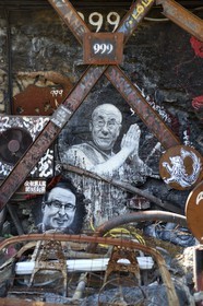 France, Rhône (69), Saint-Romain-au-Mont-d'Or, la Demeure du Chaos, l'œuvre d'art est basé sur la transformation sans fin de la maison du XVIIème siècle de l'artiste plasticien Thierry Ehrmann en une réplique de zone de guerre à l'image du monde présent