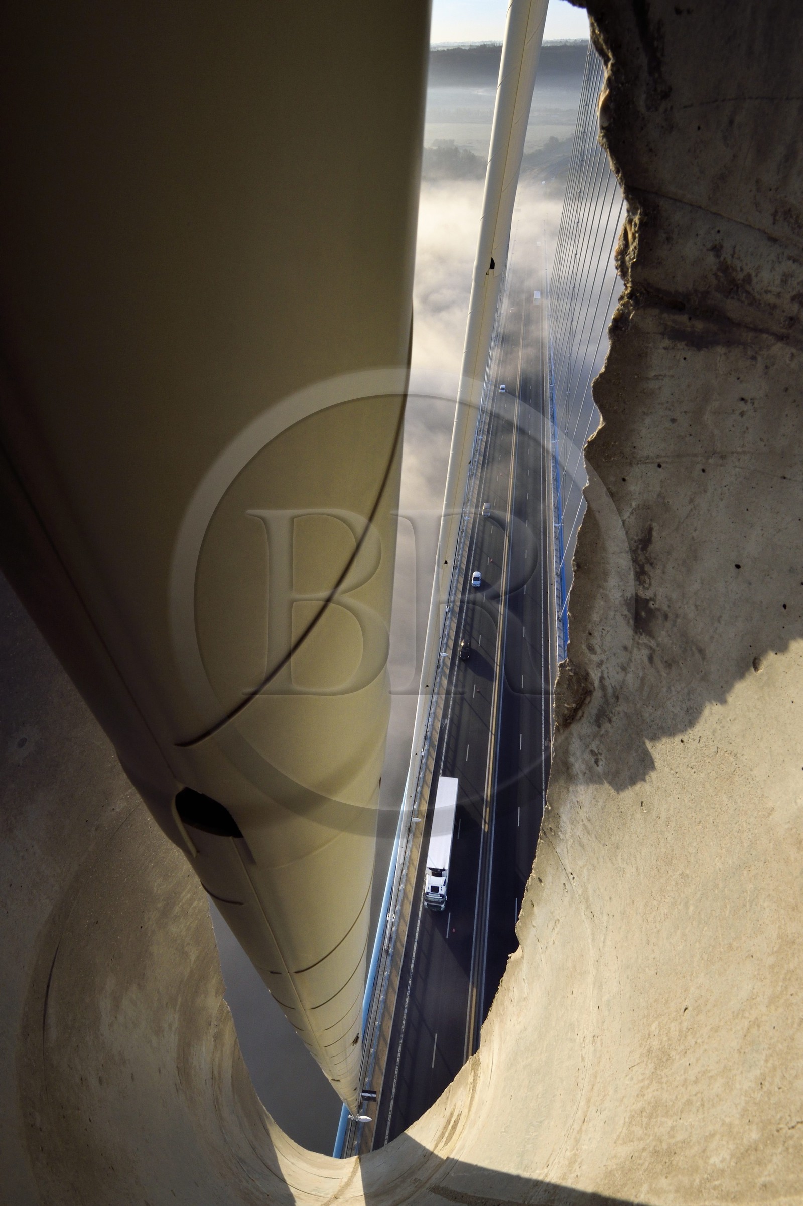 France, entre Calvados (14) et Seine-Maritime (76), le Pont de Normandie enjambe la Seine, ouverture dans le pylone pour laisser passer un hauban qui soutient le pont