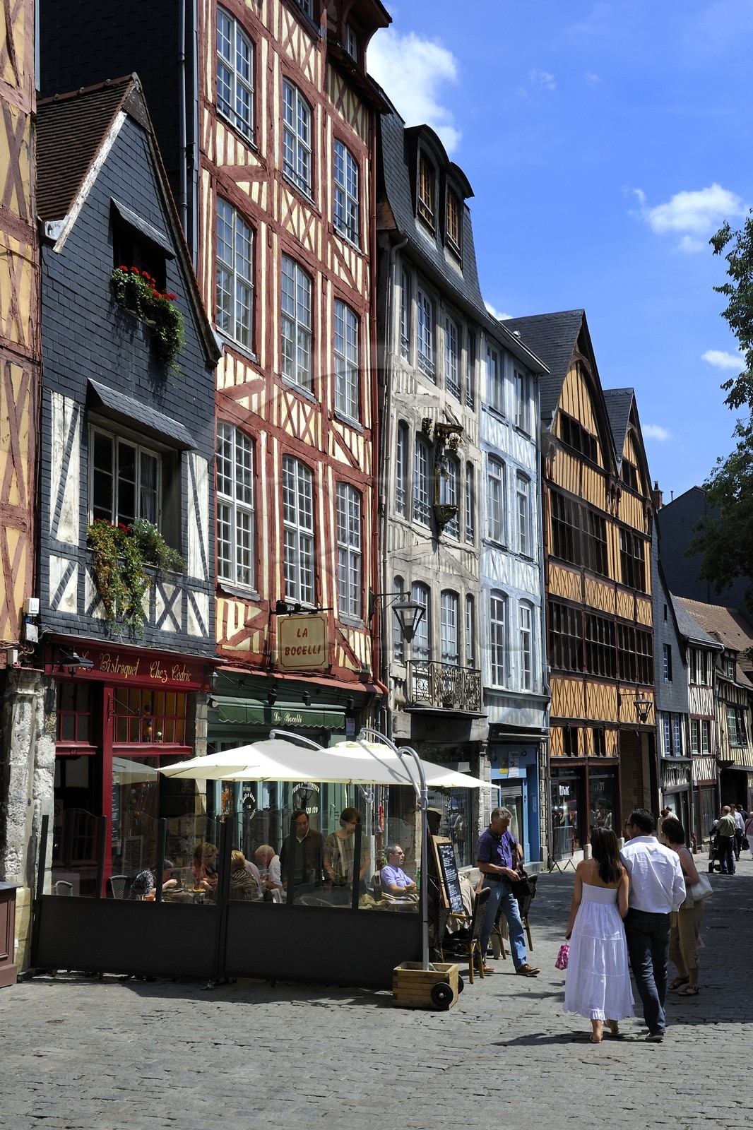 France, Seine-Maritime (76), Rouen, la rue médiévale Martainville qui longe l'église Saint-Maclou