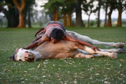 Argentine, province de Buenos Aires, San Antonio de Areco, estancia La Bamba de Areco, demonstration du savoir-faire d'un cavalier amerindien avec son cheval