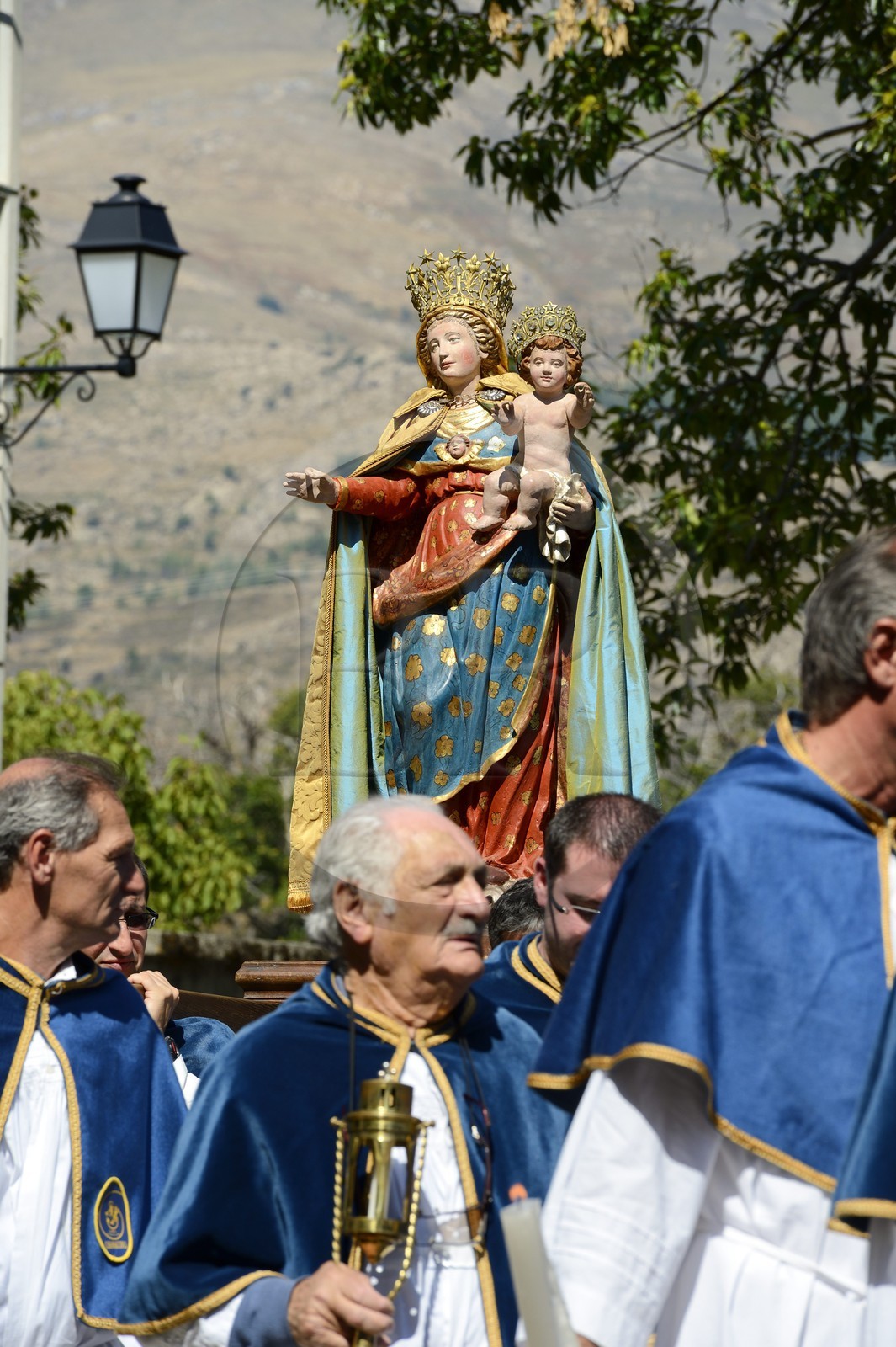 France, Haute-Corse (2B), région du Niolu (Niolo), Casamaccioli, fête de la Santa du Niolu où l'on célèbre la Nativité de la Vierge, procession des membre des confréries religieuses, la granitula où les confrères forment une spirale qui se noue puis se dénoue en un mouvement complexe