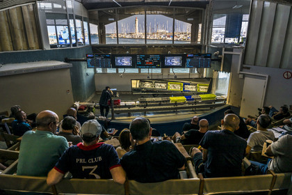 France, Hérault (34), Sète, Port de pêche, la criée aux poissons et le phare du mole Saint-Louis en arrière-plan