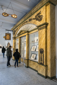 France, Paris (75), quartier du Marais, Musée Carnavalet, salle des enseignes de Paris, facade de la pharmacie Lescot  (début XIXe siècle)