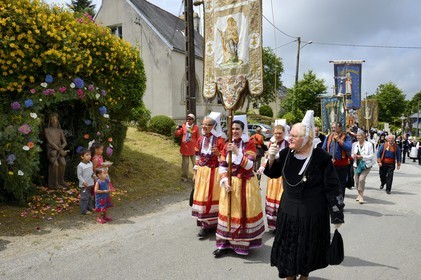 France, Finistere, Locronan, procession of the small Tromenie