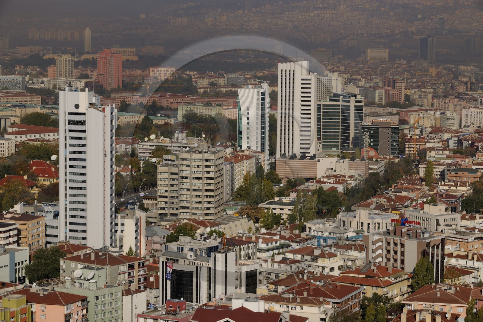 Turquie, Anatolie centrale, Ankara, quartier de la ville moderne, les immeubles qui bordent l'artère principale Atatürk boulevard