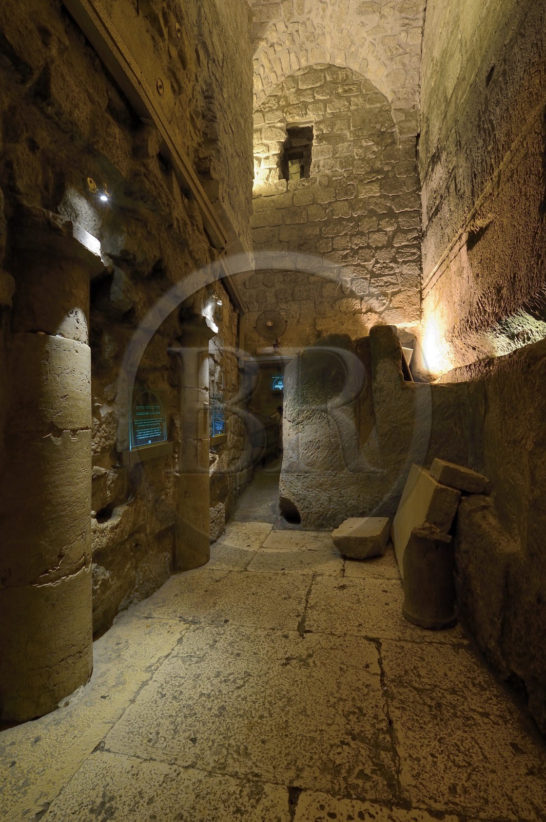 Israel, Jérusalem, ville sainte, vieille-ville classée Patrimoine Mondial de l'UNESCO, souterrain du Kotel qui longe le Mur occidental faisant partie des murs de soutènement de l'esplanade du Temple construite par Hérode Ier le Grand, rue originale de la période hérodienne
