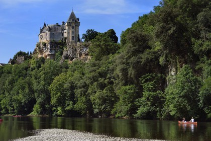 France, Dordogne (24), Périgord Noir, vallée de la Dordogne, Vitrac, chateau de Montfort, descente de la Dordogne en canoé-kayak