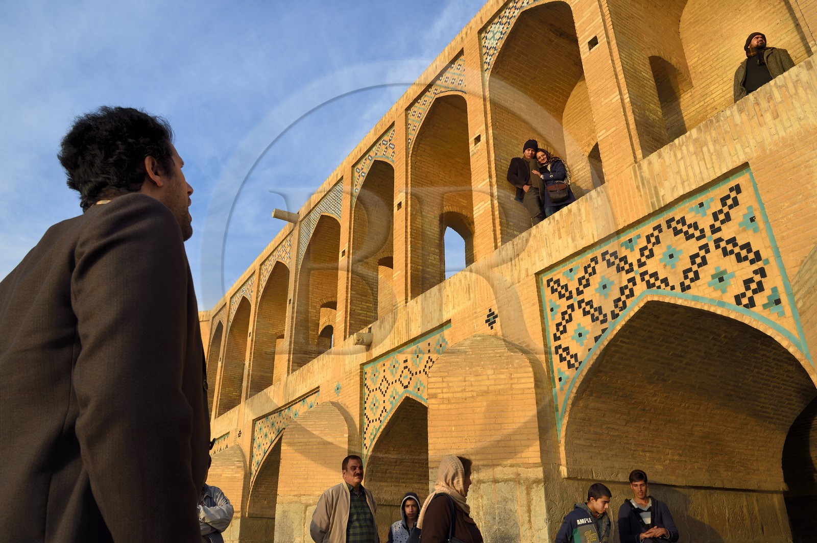 Iran, province d'Ispahan, Ispahan, Pont Khaju sur la rivière Zayandeh, couple d'amoureux écoutant un chanteur