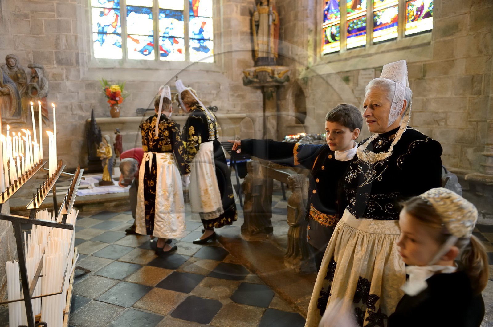 France, Finistère (29), Locronan, labellisé Les Plus Beaux Villages de France, femmes en costume traditionnel pendant la Troménie autours du cénotaphe de saint Ronan dans la chapelle du Péniti adjacente à l'église Saint Ronan