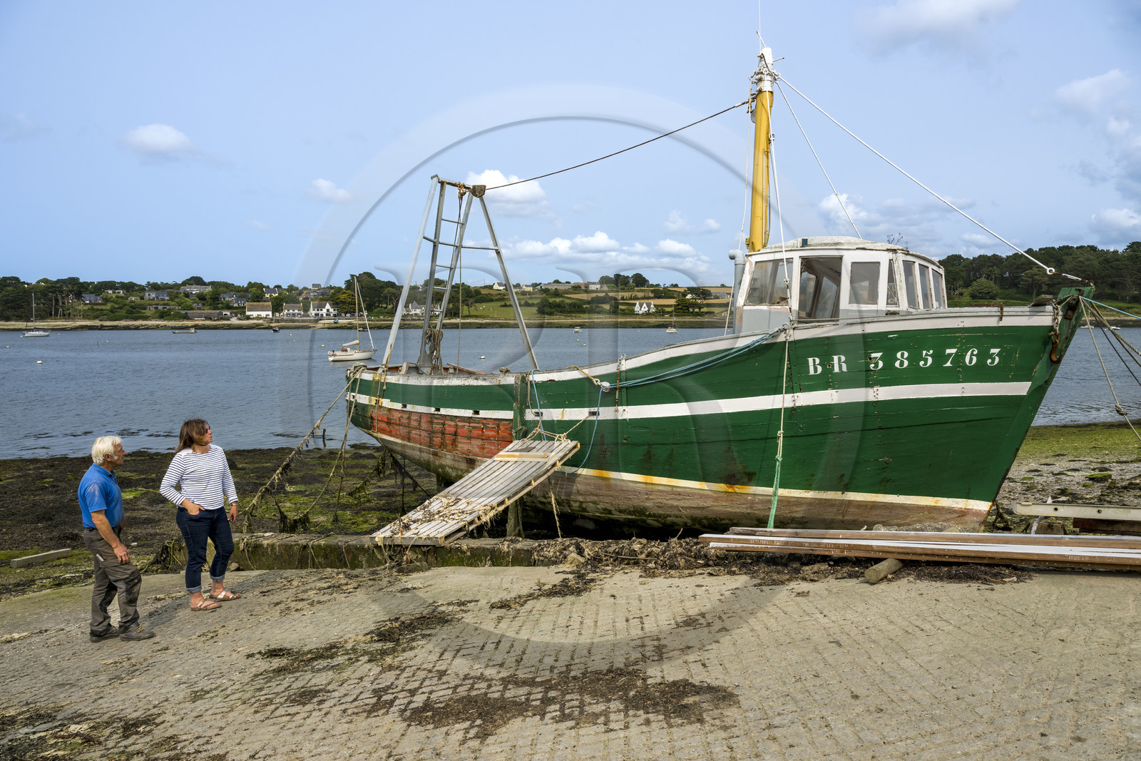 France, Finistère (29), Pays des Abers, port de Saint-Pabu sur l'Aber Benoit, chantier de construction navale Bégoc spécialisé dans la restauration de bateau en bois, dragueur en bois des années 60 specialement conçu pour la famille Madec pour l'ostréiculture