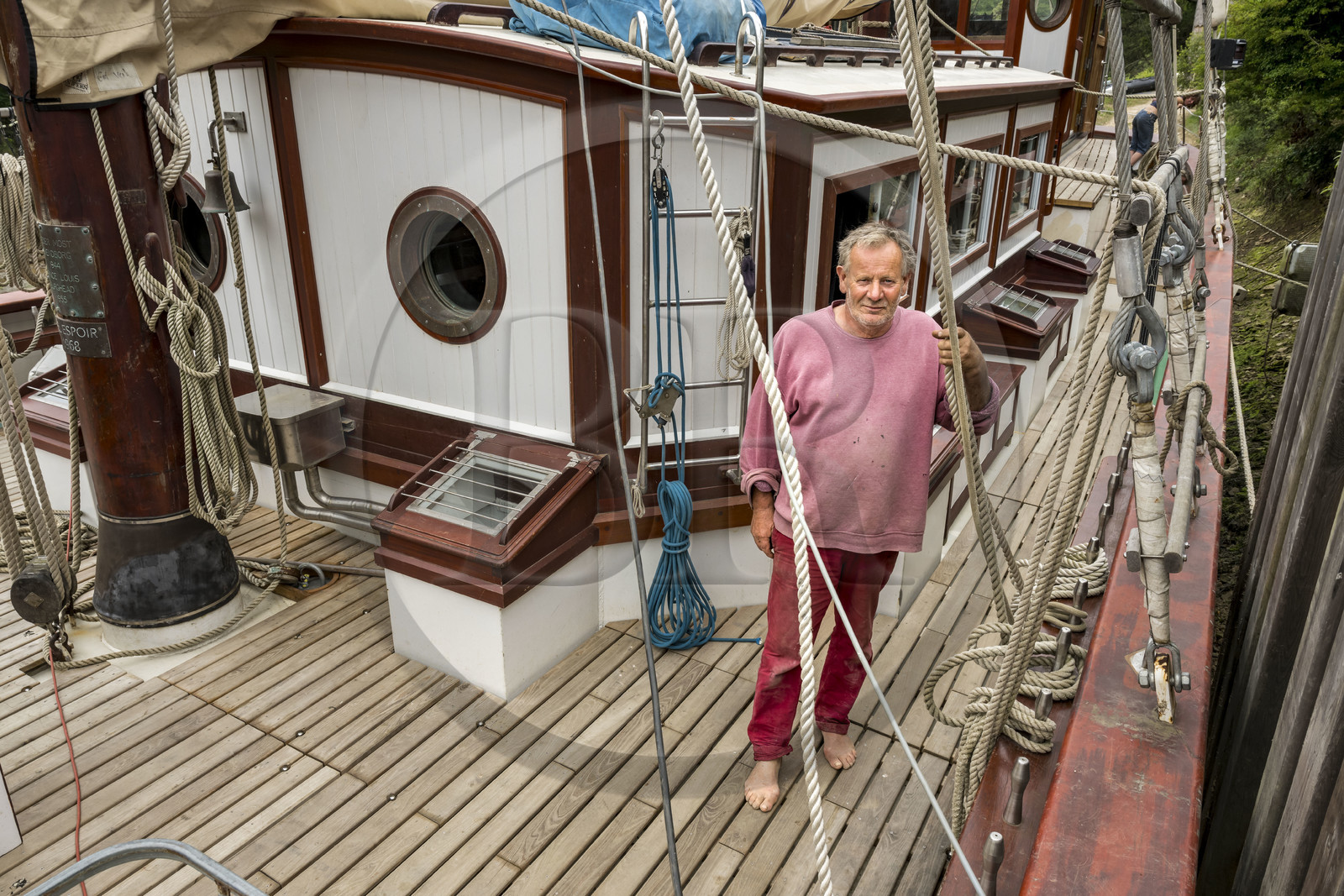 France, Finistère (29), Pays des Abers, Aber Wrac'h, Lannilis, le Moulin de l'Enfer, chantier naval de l'association AJD (association Amis de Jeudi-Dimanche) fondée par le Père Jaouen, Yves Loiselet dit Ziton à bord de la nouvelle goélette à trois mâts et hunier le Bel Espoir II à coque en acier dont le chantier est presque achevé