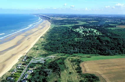 France, Calvados (14), Omaha Beach, une des plages du débarquement de la Seconde Guerre Mondiale, cimetière militaire U.S. (vue aérienne)