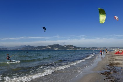 France, Var (83), Hyères, Presqu'Ile de Giens, pratique du kitesurf sur la plage de l'Almanarre