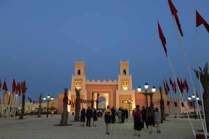 Maroc, région de l'Oriental, station balnéaire de Mediterrania Saïdia, porte de la Médina Saidia galerie marchande construite sous forme de médina marocaine