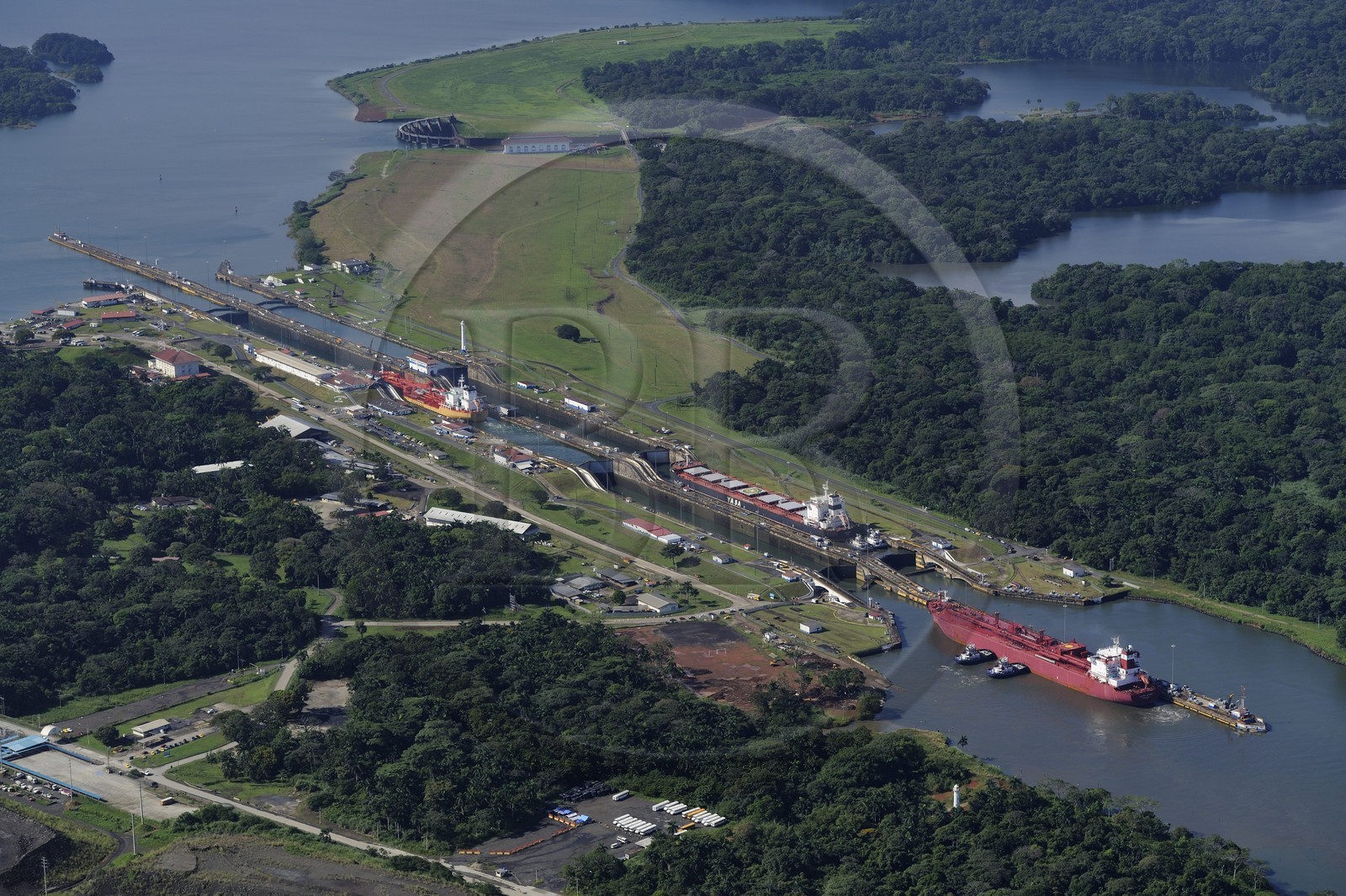 Panama, province de Colon, Canal de Panama, écluses de Gatun, cargo Panamax passant les écluses (vue aérienne)