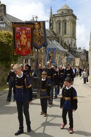 France, Finistere, Locronan, labelled Les plus Beaux Villages de France (The Most Beautiful Villages of France), procession of the small Tromenie, in the background Saint Ronan church