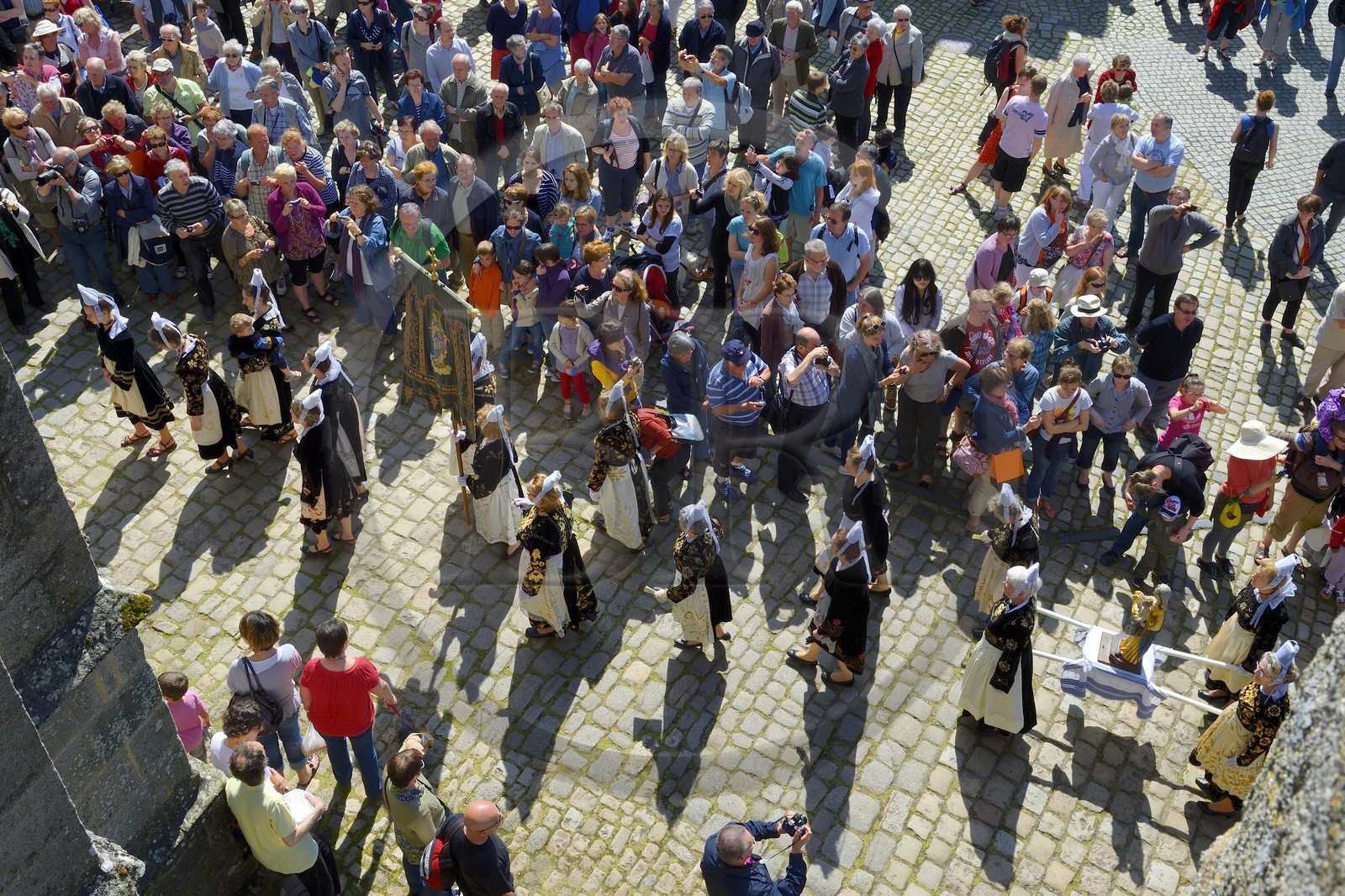 France, Finistère (29), Locronan, labellisé Les Plus Beaux Villages de France, retour de la procession de la petite Troménie à l'église Saint-Ronan