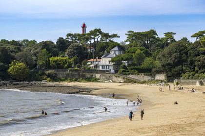 France, Charente-Maritime (17), région de Royan, Saint-Palais-sur-Mer, plage du Platin et le Phare de Terre-Nègre en arrière plan