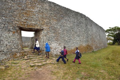 Zimbabwe, province de Masvingo, les ruines du site archéologique du Grand Zimbabwe, classé Patrimoine Mondial de l'UNESCO, Xème au XVème siècle, porte ouest du mur extérieur du Grand Enclos