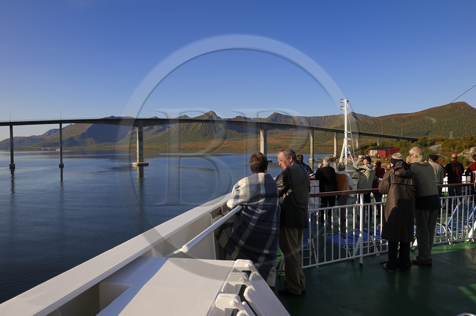 Norvège, Nordland, Ile d'Andoya, village et pont de Risoyhamn, escale de l'express cotier Hurtigruten