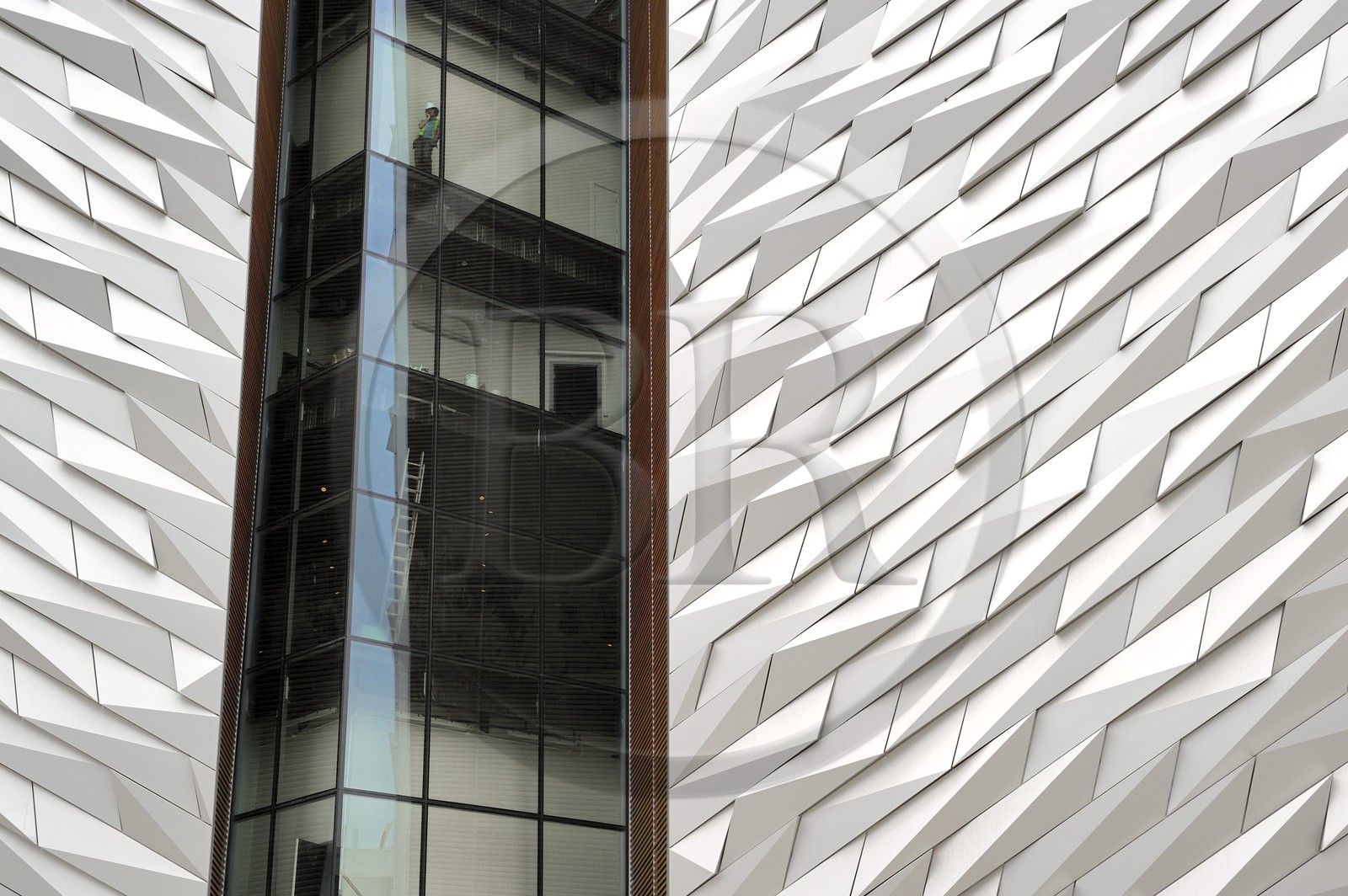 Royaume-Uni, Irlande du Nord, Belfast, quartier des docks de Queen's Island, le centre Titanic Belfast Experience, détail d'une facade