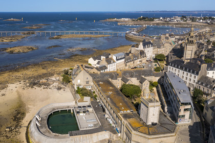France, Finistère (29), Roscoff, station biologique du CNRS et Sorbonne université, l'estacade, passerelle embarcadère du ferry pour l'Ile de Batz, en arrière plan (vue aérienne)