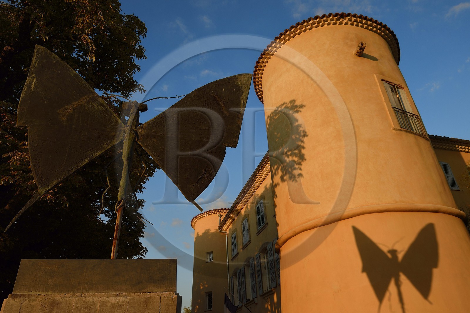 France, Var (83), La Dracénie, village de Tourtour, bronze appelé Flambé de Bernard Buffet sur l'esplanade de la mairie