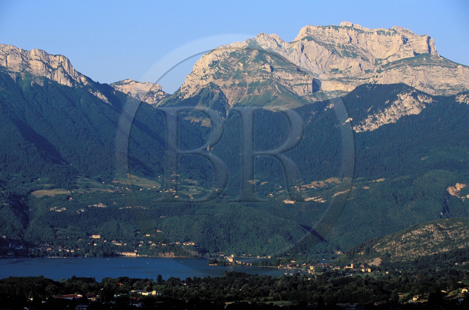France, Haute-Savoie (74), Duingt, le château et le village depuis les hauteurs du lac d'Annecy