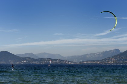 France, Var (83), Hyères, Presqu'Ile de Giens, plage de l'Almanarre, Ariane Imbert en kitefoil, triple championne de France de Kitesurf et vice-championne du monde de Race 2014