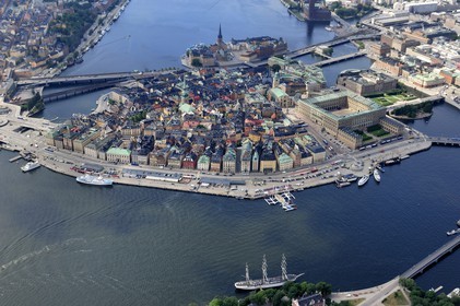 Suède, Stockholm, ile de Gamla Stan (vieille ville), à droite le Palais Royal et derrière lui le Parlement (vue aérienne)