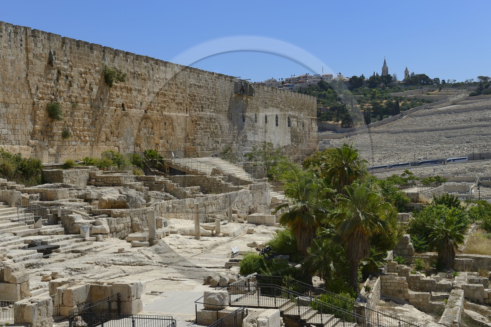 Israel, Jérusalem, ville sainte, vieille-ville classée Patrimoine Mondial de l'UNESCO, Le Mont du Temple vu du Centre Davidson, mur de soutènement sud de l'esplanade du Temple construite par Hérode Ier le Grand et le Mont des Oliviers en arrière plan