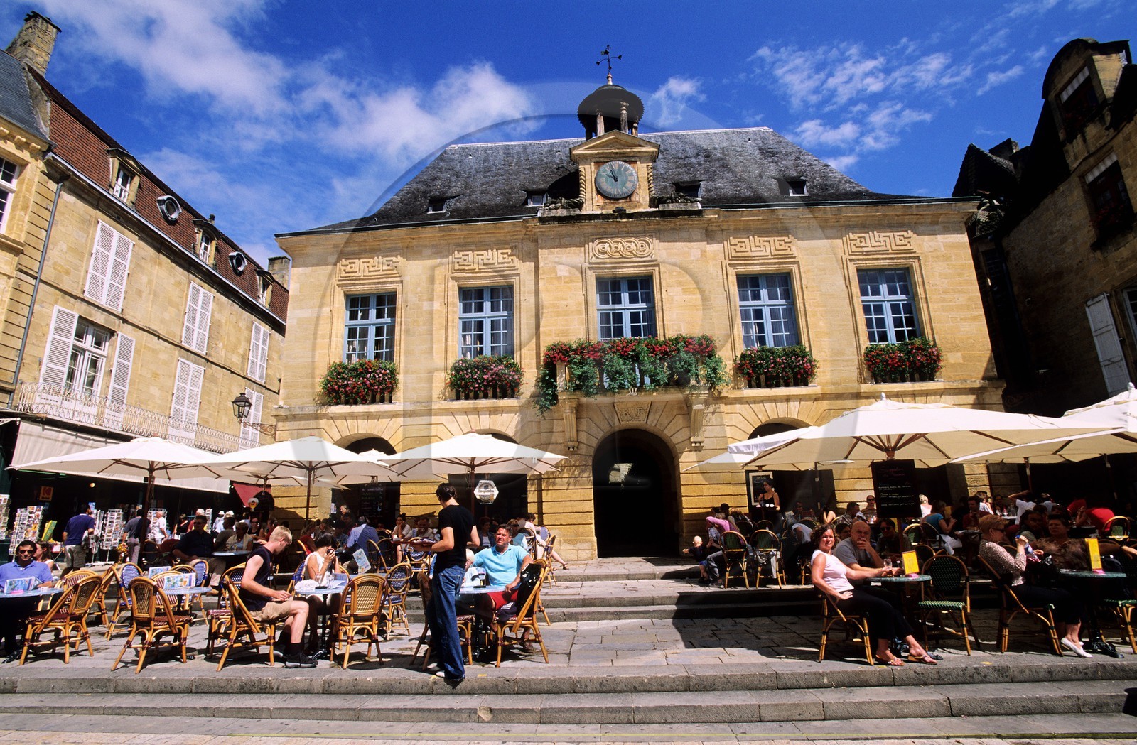 France, Dordogne (24), Sarlat-la-Canéda, la mairie sur la place de la Liberté et terrasses de café