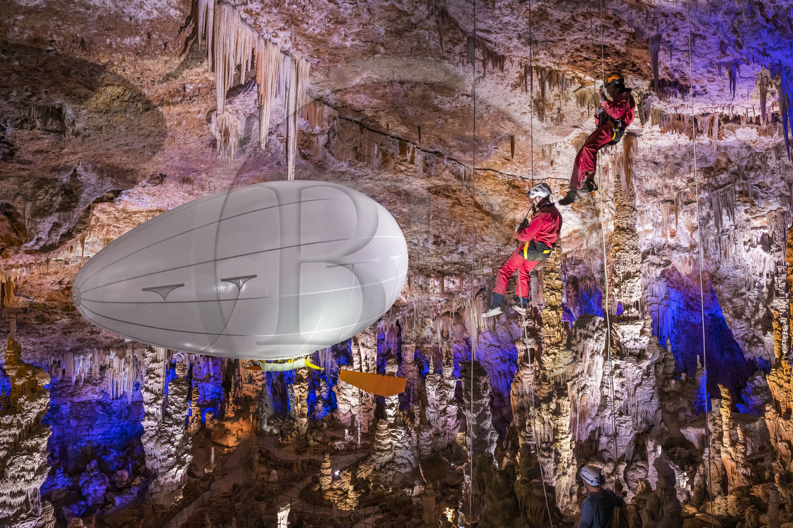 France, Gard (30), Méjannes-le-Clap, grotte de La Salamandre, descente en rappel et découverte de la grotte en Aéroplume®, un ballon dirigeable individuel gonflé à l'hélium qui permet de s'envoler en battant des ailes