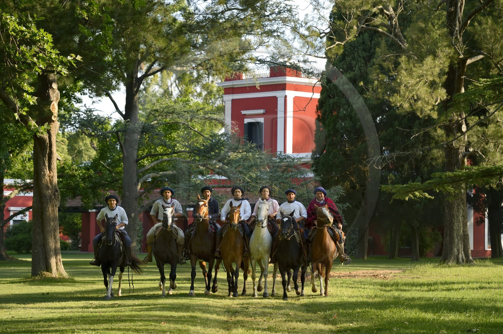Argentine, province de Buenos Aires, San Antonio de Areco, groupe de gauchos à cheval devant l'estancia La Bamba de Areco