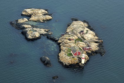 Sweden, County of Vastra Gotaland, Goteborg archipelago, lighthouse (dating from 1886) and isolated house on Gäveskär island (aerial view)