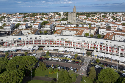 France, Charente-Maritime (17), Royan, immeuble le Front de Mer et église Notre-Dame de Royan construite de 1955 à 1958 par l'architecte Guillaume Gillet en arrière plan (vue aérienne)