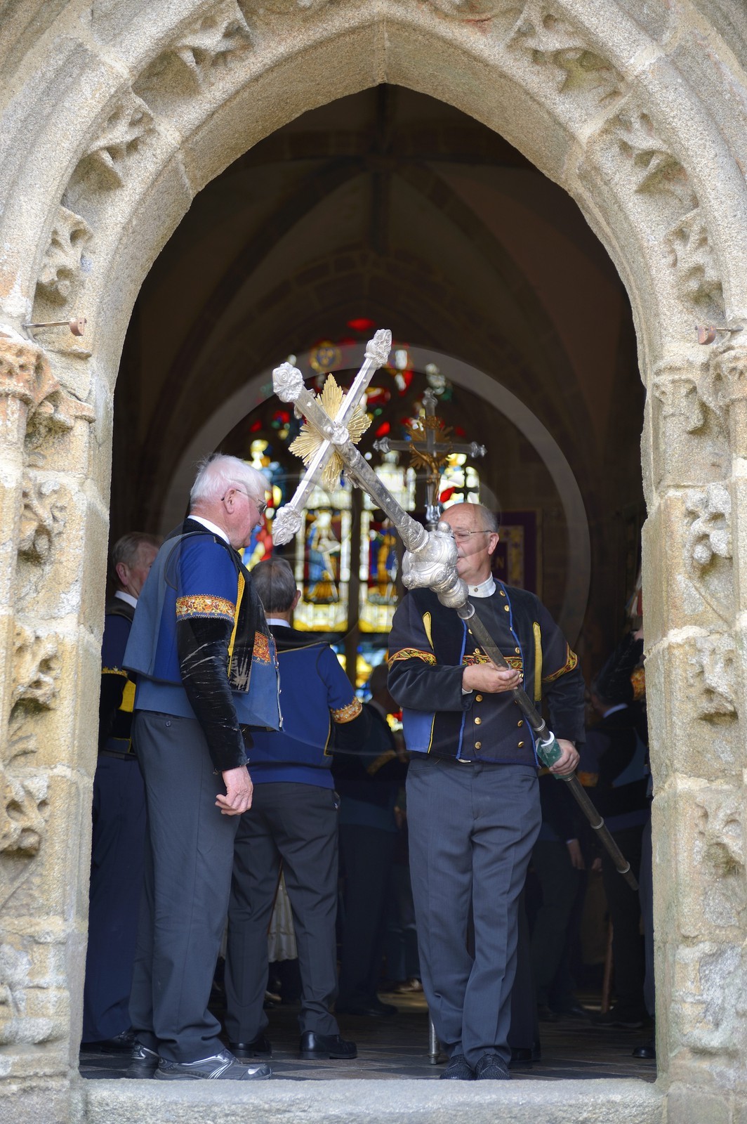 France, Finistère (29), Locronan, labellisé Les Plus Beaux Villages de France, sortie en costume traditionnel de la chapelle du Péniti adjacente à l'église Saint Ronan pour le départ de la procession de la Troménie