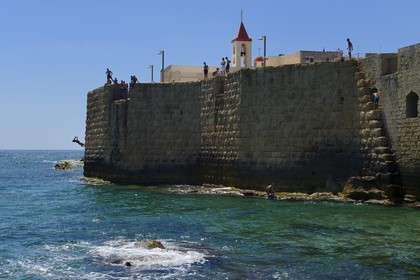 Israel, district Nord, Galilée, Acre (Akko), vieille ville, classée Patrimoine Mondial de l'UNESCO, le port pisan et l'église Saint Jean dominant la muraille maritime