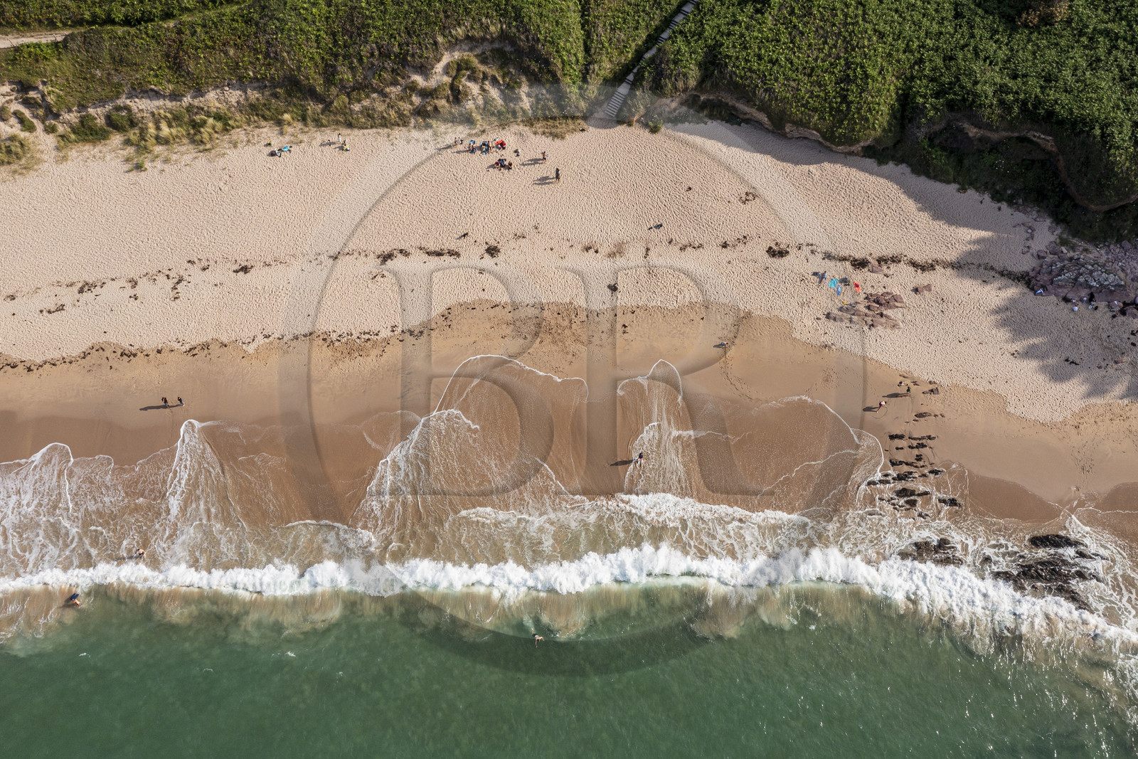 France, Côtes d'Armor (22), Grand Site de France Cap d'Erquy – Cap Fréhel, Erquy, plage du Portuais vue aérienne)