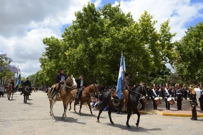 Argentine, province de Buenos Aires, San Antonio de Areco, fête du Jour de la Tradition (Dia de la Tradicion), gauchos à cheval défilant en habit traditionnel