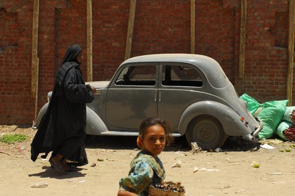 Egypte, Haute Egypte, Nubie, vallée du Nil, Assouan, le souk, vieille voiture