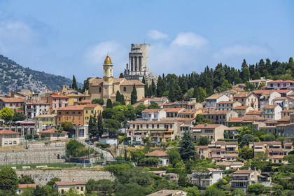 France, Alpes-Maritimes (06), La Turbie, Trophée d'Auguste ou Trophée des Alpes, monument romain édifié en l'an 6 avant J.-C. et l'église baroque Saint Michel