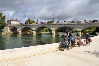 France, Charente (16), Cognac, la porte Saint-Jacques, la maison de cognac Hennessy et les quais de la Charente