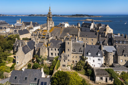 France, Finistère (29), Roscoff, le clocher de l'église Notre-Dame de Croaz Batz et l'arrière d'anciennes maisons d'armateurs dont celles des frères James construite à la fin XVIème siècle, l'Ile de Batz en arrière plan (vue aérienne)