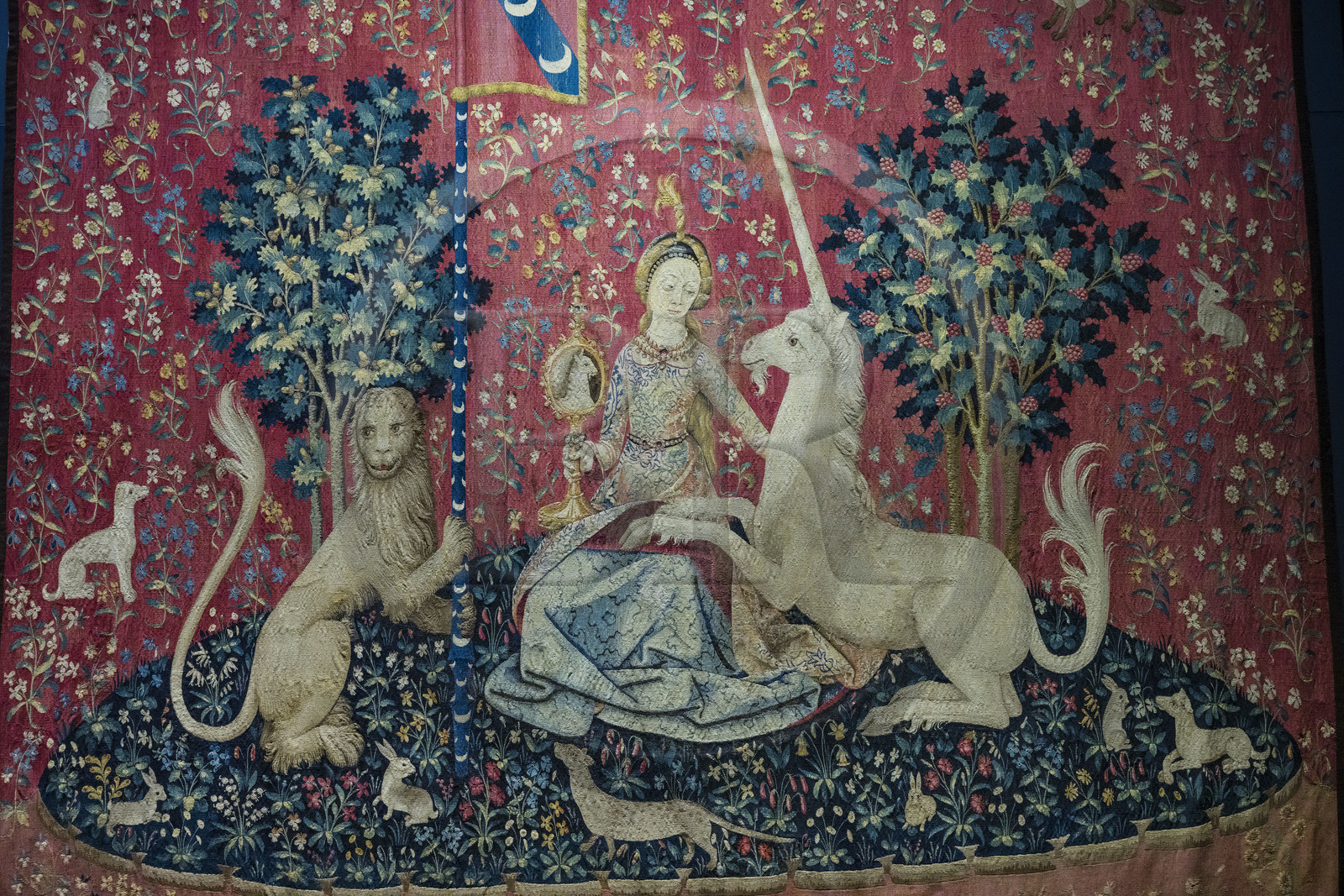 France, Paris (75), Musée de Cluny - Musée national du Moyen-Age, tapisseries de la Dame à la Licorne appelée La Vue - un des 5 sens (vers 1500, laine et soie)